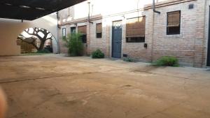 ein leerer Parkplatz vor einem Backsteingebäude in der Unterkunft El Aura in Colón