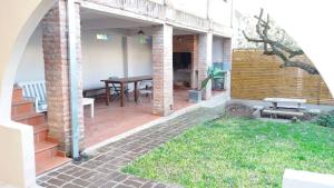 un patio al aire libre con mesa y mesa en El Aura en Colón