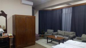 un soggiorno con un divano e un tavolo di DownTown B&B a Vanadzor