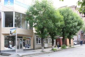 un albero di fronte a un edificio su una strada di DownTown B&B a Vanadzor