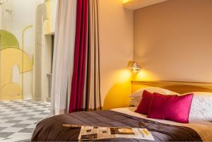 Postel nebo postele na pokoji v ubytování Herodion Hotel