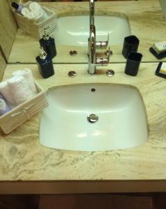 ニースにあるSea View Astrellaの白いバスルームの洗面台(カウンターの蛇口付)