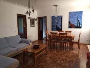 salon z kanapą i stołem w obiekcie Chalet Son Serra w mieście Son Serra de Marina