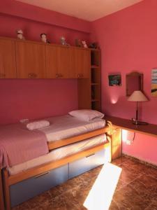 ソン・セッラ・デ・マリーナにあるChalet Son Serraのピンクの壁のドミトリールーム ベッド2台