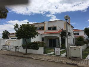 a white house with a fence and a tree at Villa 3 Quartos, BBQ, Terraço, Praia, Prestige For Home in Castro Marim