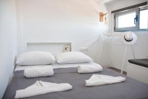 ヘルソニソスにあるAxos Apartmentsの白いベッド(白い枕、タオル付)