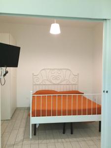 マリーナ・ディ・
スキアヴォネアにあるResidenza Andrea e Benedettaのベッドルーム1室(オレンジ色のマットレス付きのベッド1台付)
