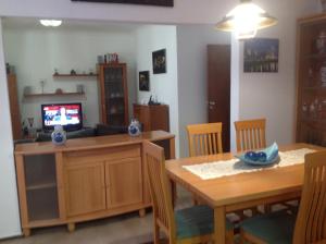 sala de estar con mesa de comedor y TV en Vidal house, en Santo André