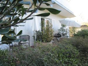 patio con ombrellone, sedie e tavolo di Casa Sandra a Locarno