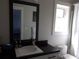 łazienka z umywalką i dużym lustrem w obiekcie 风语海景 w mieście Nanaimo