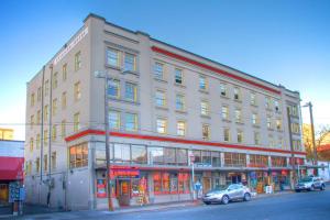 een groot gebouw op de hoek van een straat bij American Hotel Hostel in Seattle