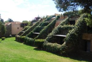 a row of hedges on the side of a building at UNAHOTELS Club Hotel Ancora in Stintino