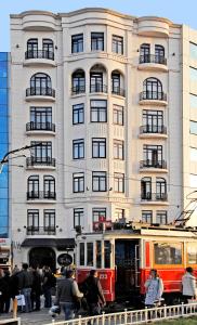 un tranvía delante de un edificio alto en Taxim Hill Hotel, en Estambul