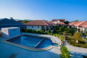 Bazén v ubytování Baan Opun Garden Resort nebo v jeho okolí