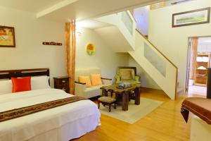 ein Schlafzimmer mit einem Bett und einer Treppe in der Unterkunft Country Grange B&B in Yuanshan