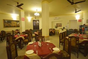 a dining room with tables and chairs in a restaurant at Rajputana Palace in Jodhpur