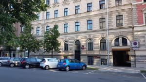 un gruppo di auto parcheggiate davanti a un edificio di Renovated apartment in Riga center a Riga