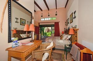 Ruang duduk di Cherry Tree Cottage B&B Linden