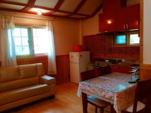 Kuchyň nebo kuchyňský kout v ubytování Nadeuri Pension + 31 fotografií