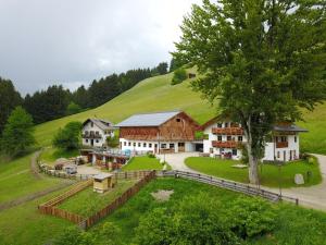 una vista aérea de una casa en una colina en Haubenthal, en Villabassa