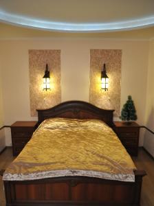 ウラジオストクにあるホテル インカントのベッドルーム1室(ベッド1台、壁に照明2つ付)