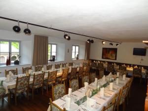 A restaurant or other place to eat at Steinhauswirt