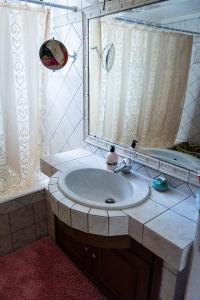 Ванная комната в Paliorouga Lodge Zakynthos