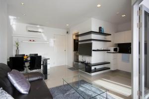 Virtuvė arba virtuvėlė apgyvendinimo įstaigoje Mosaic Condminum A24m by malai