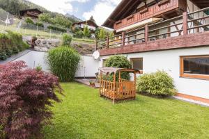 einen Hinterhof mit einem Pavillon im Hof in der Unterkunft Ferienwohnung Arndt in Fulpmes