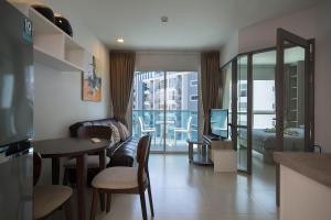 uma sala de estar com um quarto com vista para um apartamento em Grandblue Condo 410 em Mae Pim