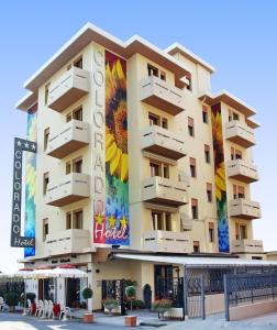 een gebouw met een muurschildering aan de zijkant bij Hotel Colorado in Sottomarina