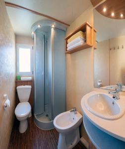 uma casa de banho com um WC, um lavatório e um chuveiro em Ca' Berton Village em Cavallino-Treporti