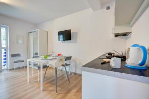 Kuchyň nebo kuchyňský kout v ubytování Apartamenty Poddąbek- basen kryty, sauna, animacje dla dzieci , małpi gaj, baseny na dachu