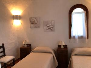 um quarto com 2 camas individuais e uma janela em Villa Margherita em Cannigione