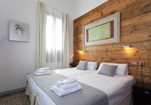 2 letti in camera d'albergo con asciugamani di Gran H La Marina ad Altea