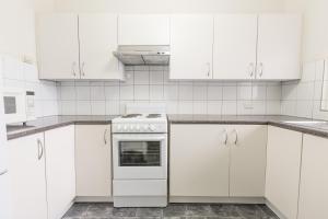 Kuchyň nebo kuchyňský kout v ubytování Greenways Apartments