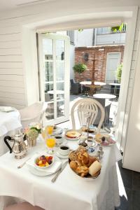 een tafel met een bord eten erop bij Pand 17 - Charming Guesthouse in Brugge