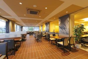 中部（常滑）的住宿－Spring Sunny Hotel Nagoya Tokoname ekimae，自助餐厅内带桌椅的餐厅
