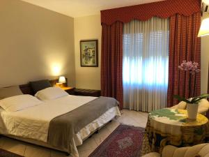 een hotelkamer met 2 bedden en een raam bij B&B Casa Boscolo in Piove di Sacco