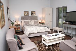 Annies House في كرادوك: غرفة معيشة مع سرير وتلفزيون