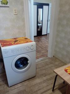 ルイビンスクにあるЛизы Чайкиной 11 Аの洗濯機(上部にベッド1台付)