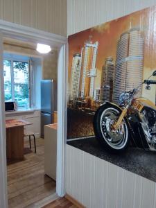 ルイビンスクにあるЛизы Чайкиной 11 Аの台所壁面の二輪車絵