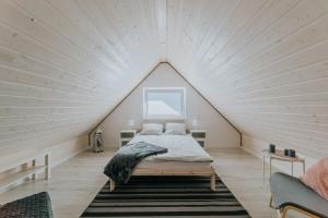 Säng eller sängar i ett rum på Cichy Domek - Podgrzewany Basen, Parking, Aneks Kuchenny