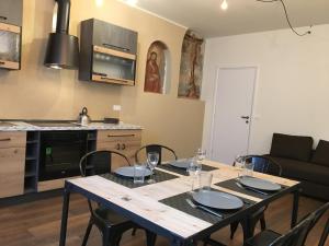 eine Küche und ein Esszimmer mit einem Tisch und Stühlen in der Unterkunft Dimora Orfeo in Bologna