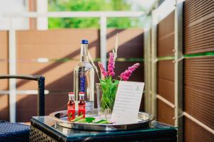 Hexe II في برونلاغ: طاولة مع زجاجة و إناء من الزهور