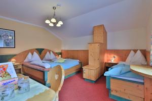 A bed or beds in a room at Hotel Garni Zerza