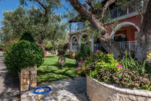 a house with flowers in front of it at Maria Studios in Keri