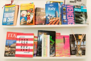 a book shelf filled with books at B&B Casa Baseggio in Venice