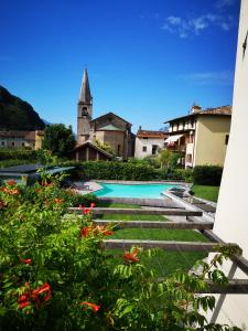 Bazén v ubytování Casa Vacanza Ex Pretura Vallelaghi nebo v jeho okolí