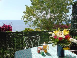 une table avec un vase de fleurs au-dessus dans l'établissement Don Bruno Homes, à Amendolara